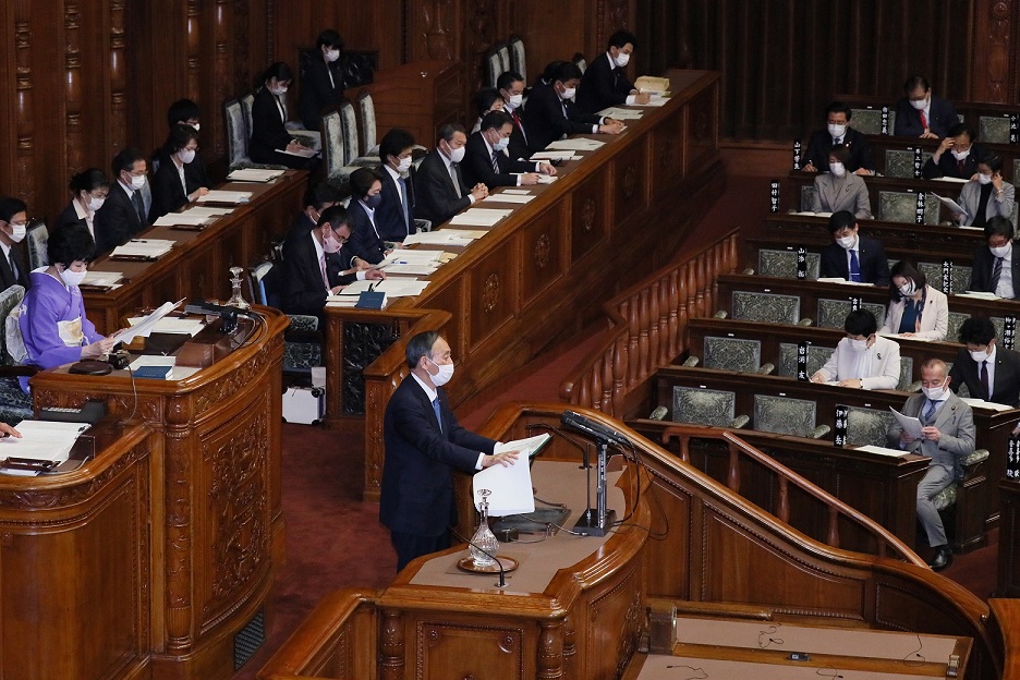 参議院本会議で施政方針演説を行う菅総理７