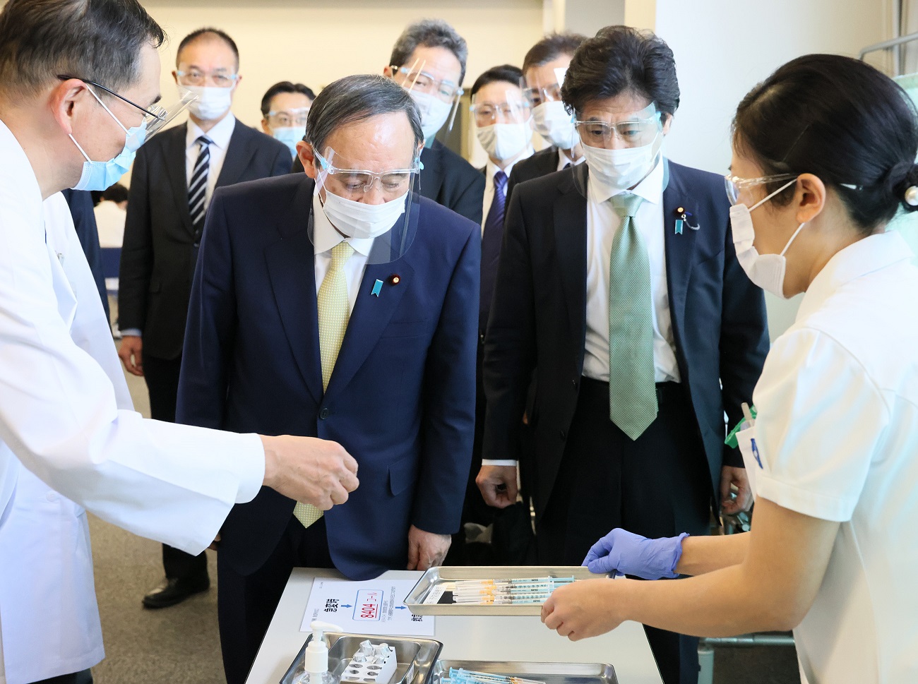 ワクチン接種会場を視察する菅総理４