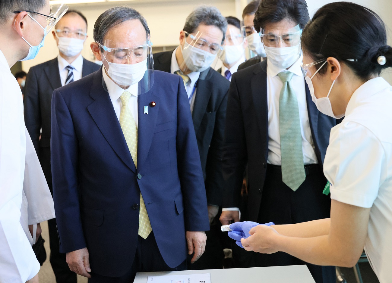 ワクチン接種会場を視察する菅総理５