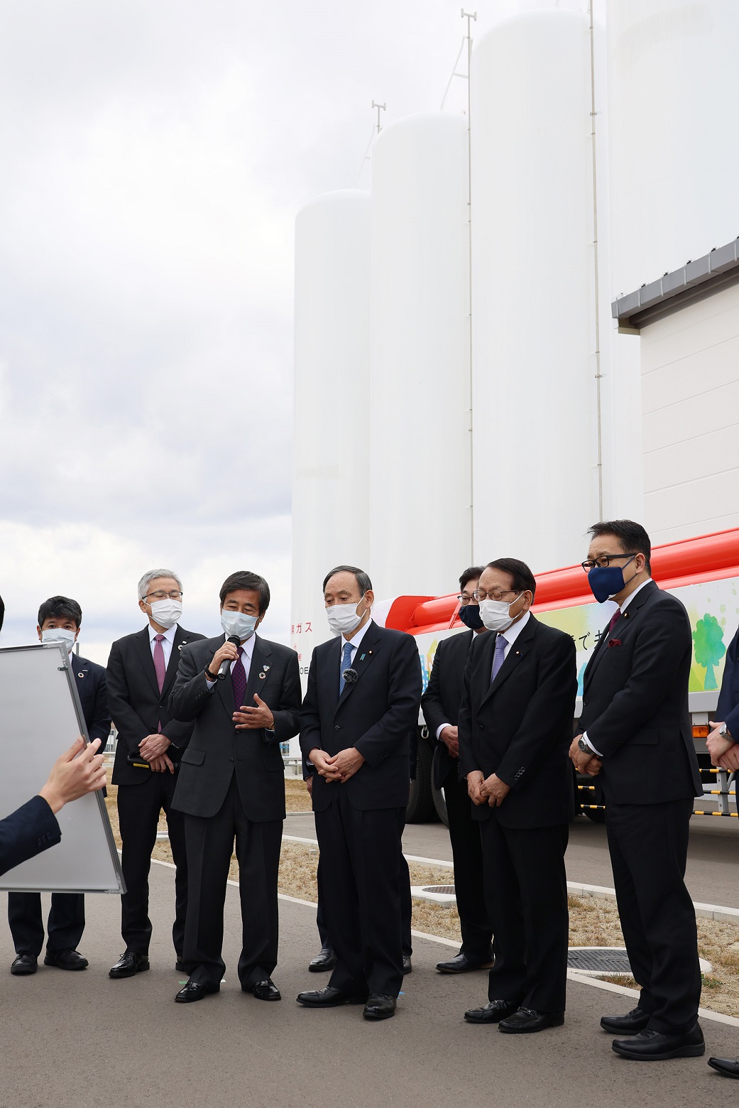 福島水素エネルギー研究フィールドを視察する菅総理１