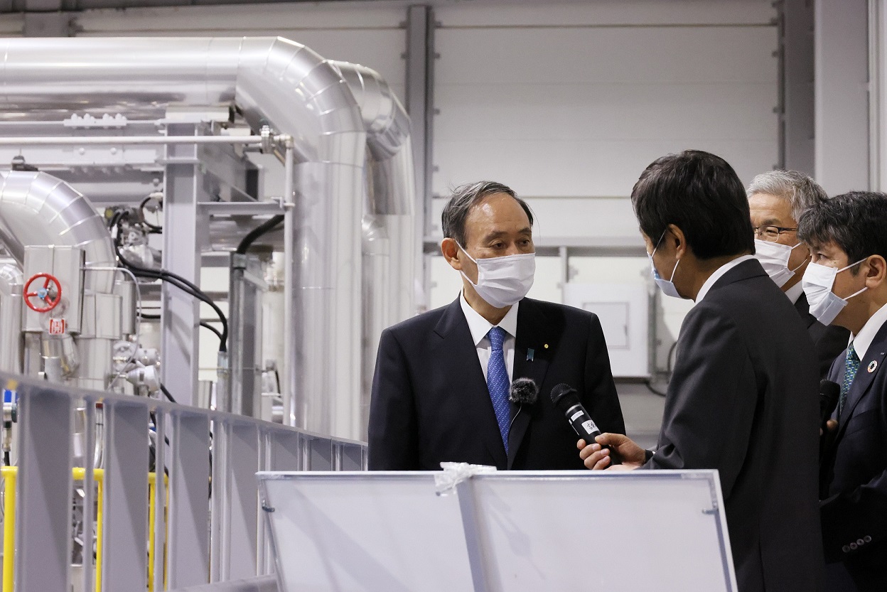 福島水素エネルギー研究フィールドを視察する菅総理３