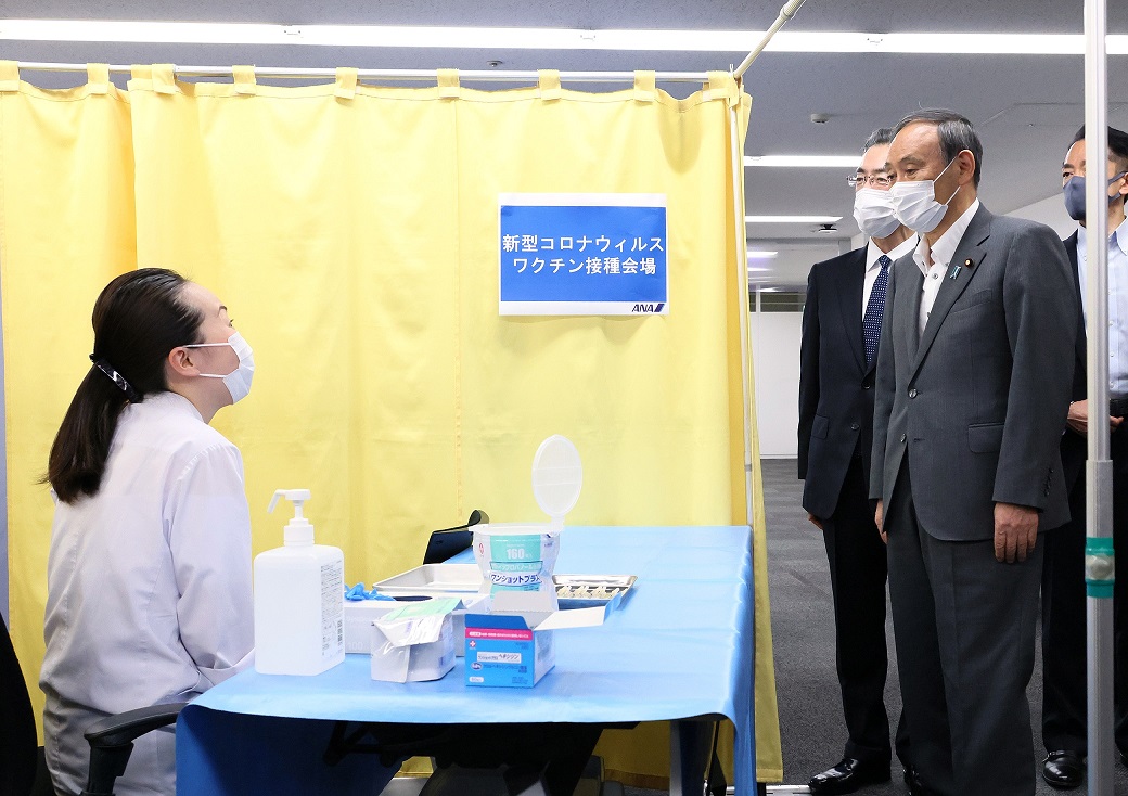 職域接種会場を視察する菅総理２