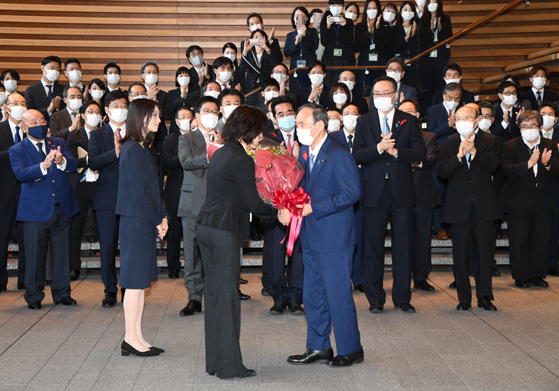花束を贈呈される菅総理