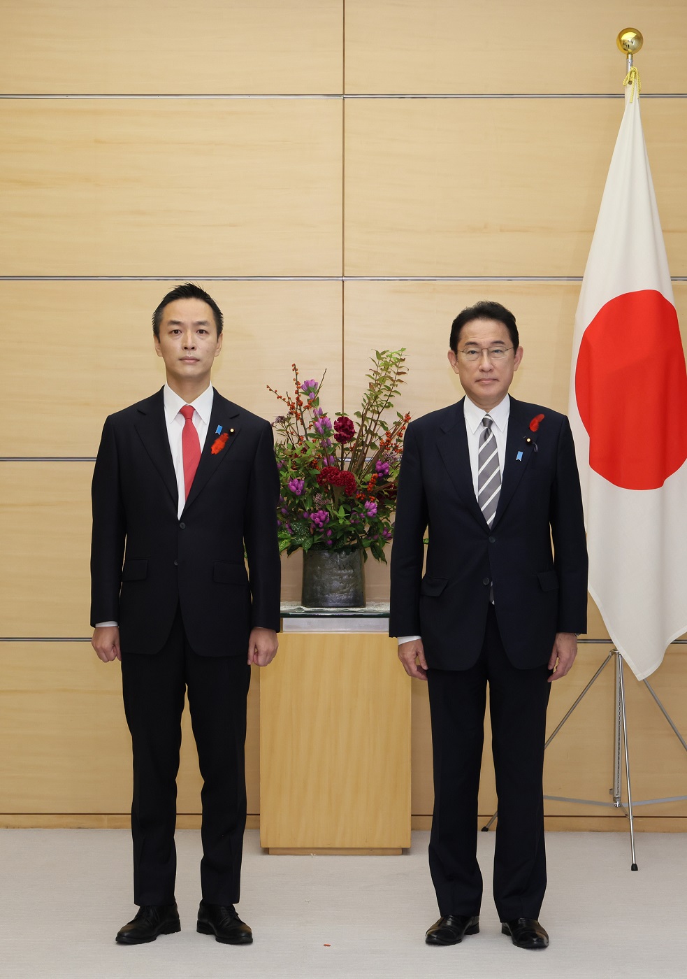 村井英樹内閣総理大臣補佐官と写真撮影に臨む岸田総理２