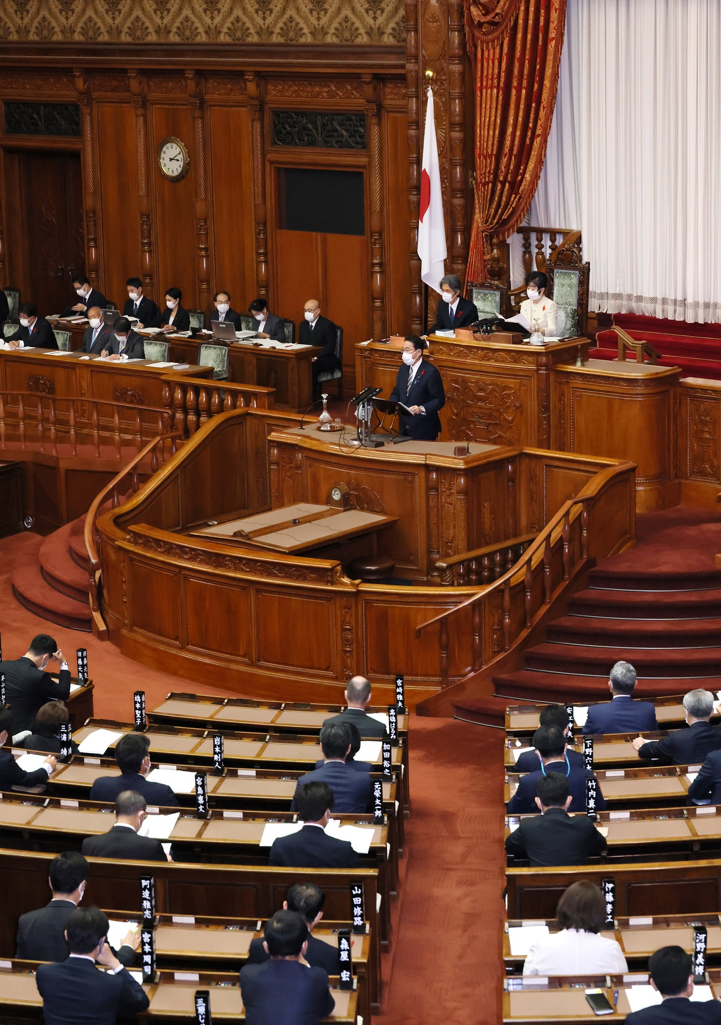 参議院本会議で所信表明演説を行う岸田総理１２