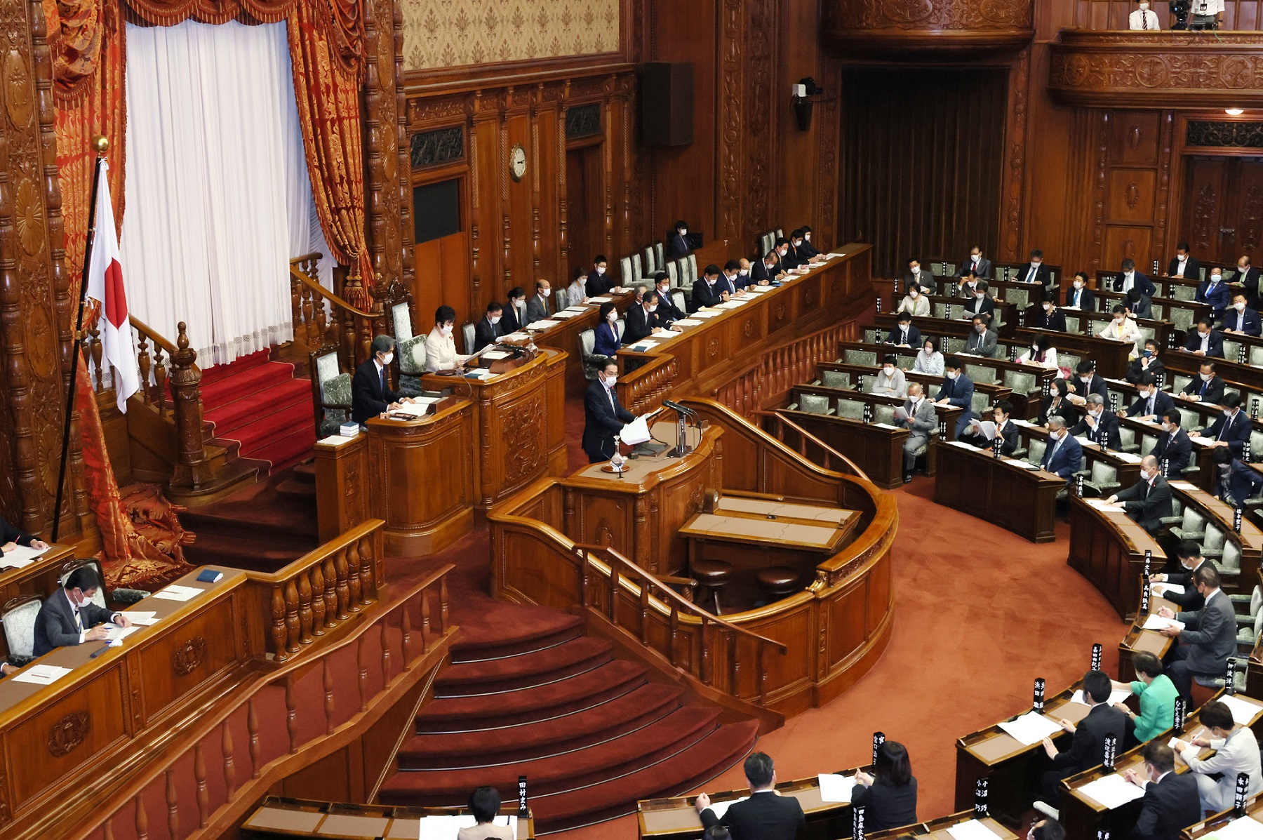 参議院本会議で所信表明演説を行う岸田総理１３