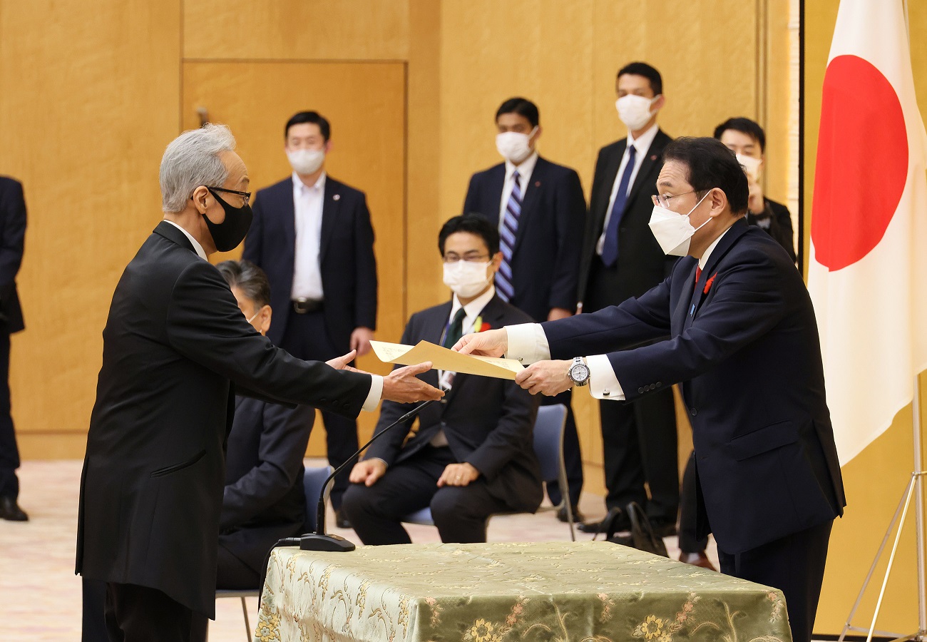 表彰状を授与する岸田総理４
