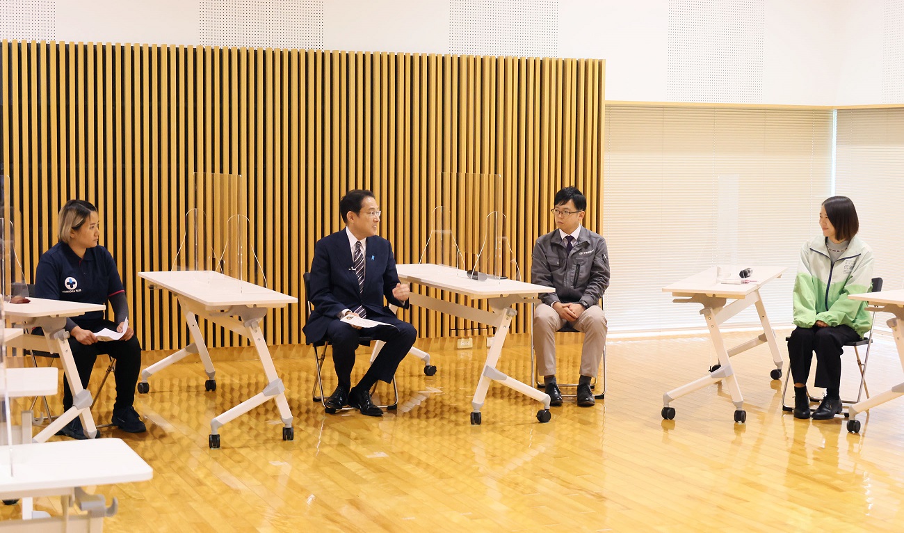 富岡町文化交流センター「学びの森」で車座対話する岸田総理１