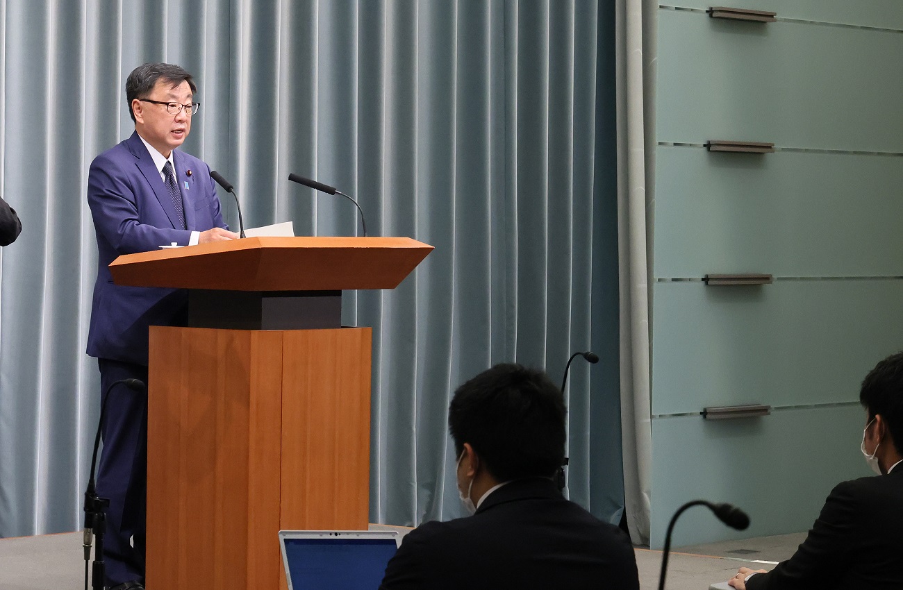 閣僚名簿を発表する松野官房長官