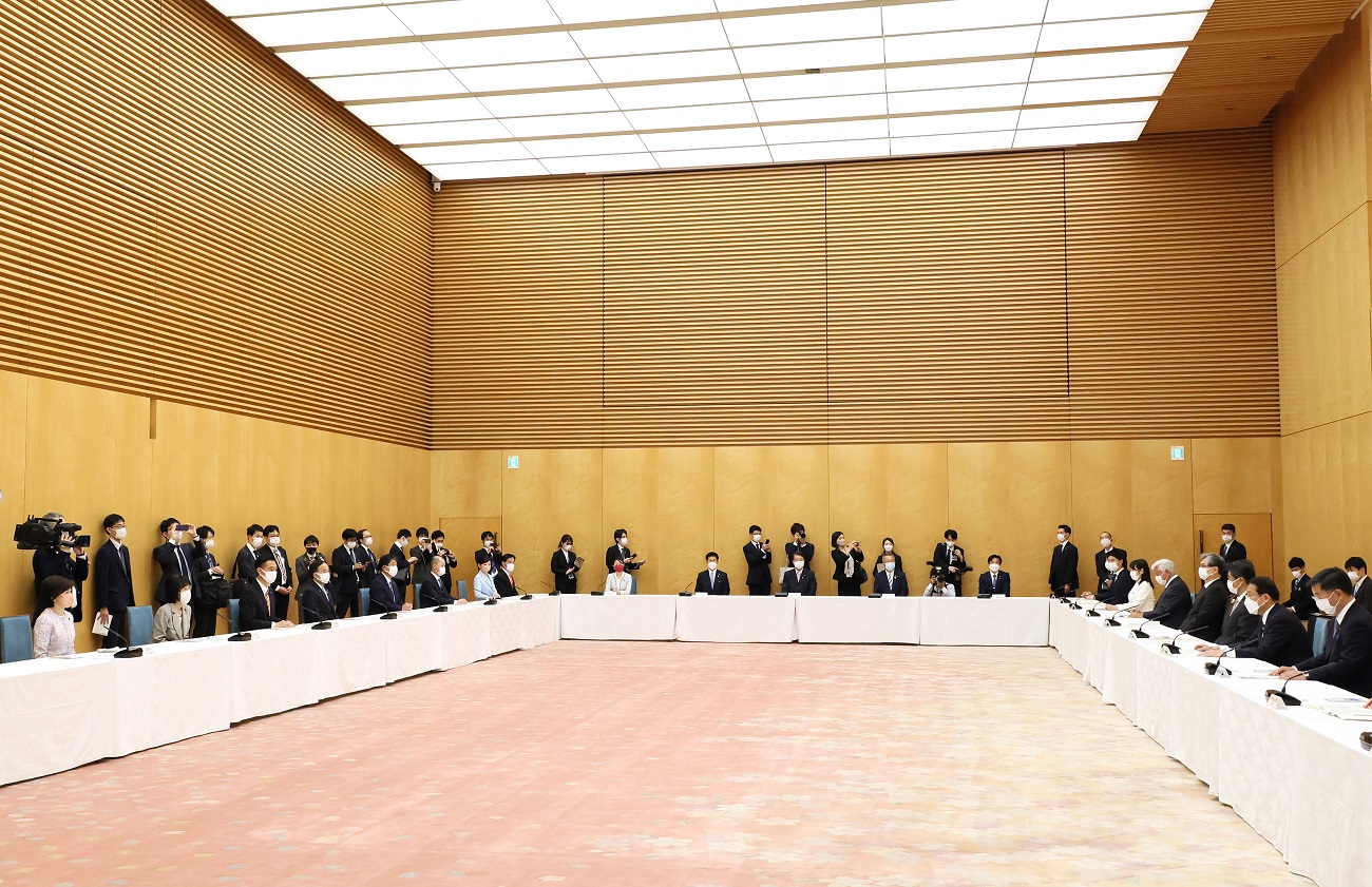 挨拶する岸田総理５