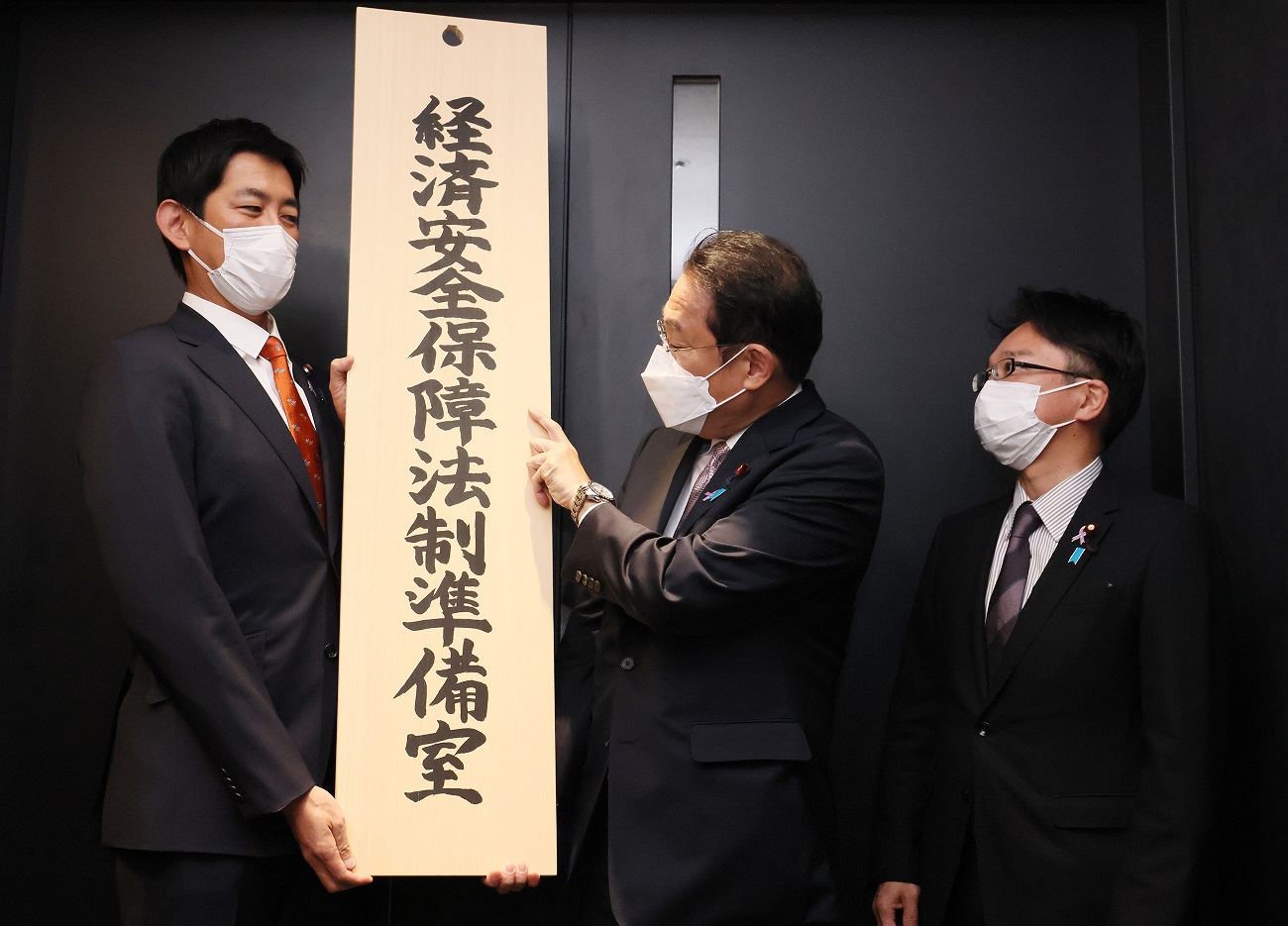 看板掛けを行う岸田総理３