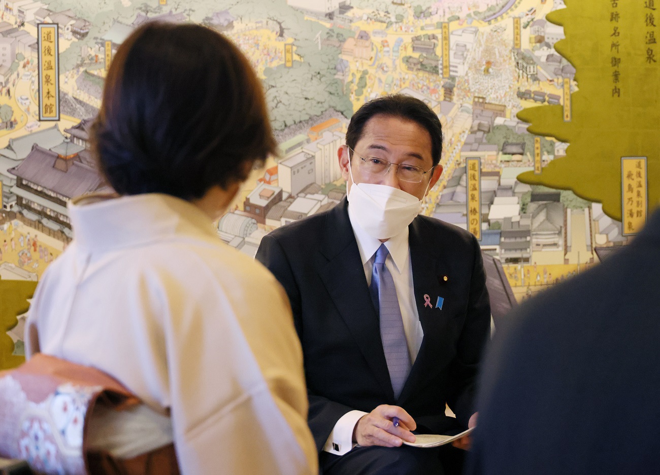 車座対話を行う岸田総理３