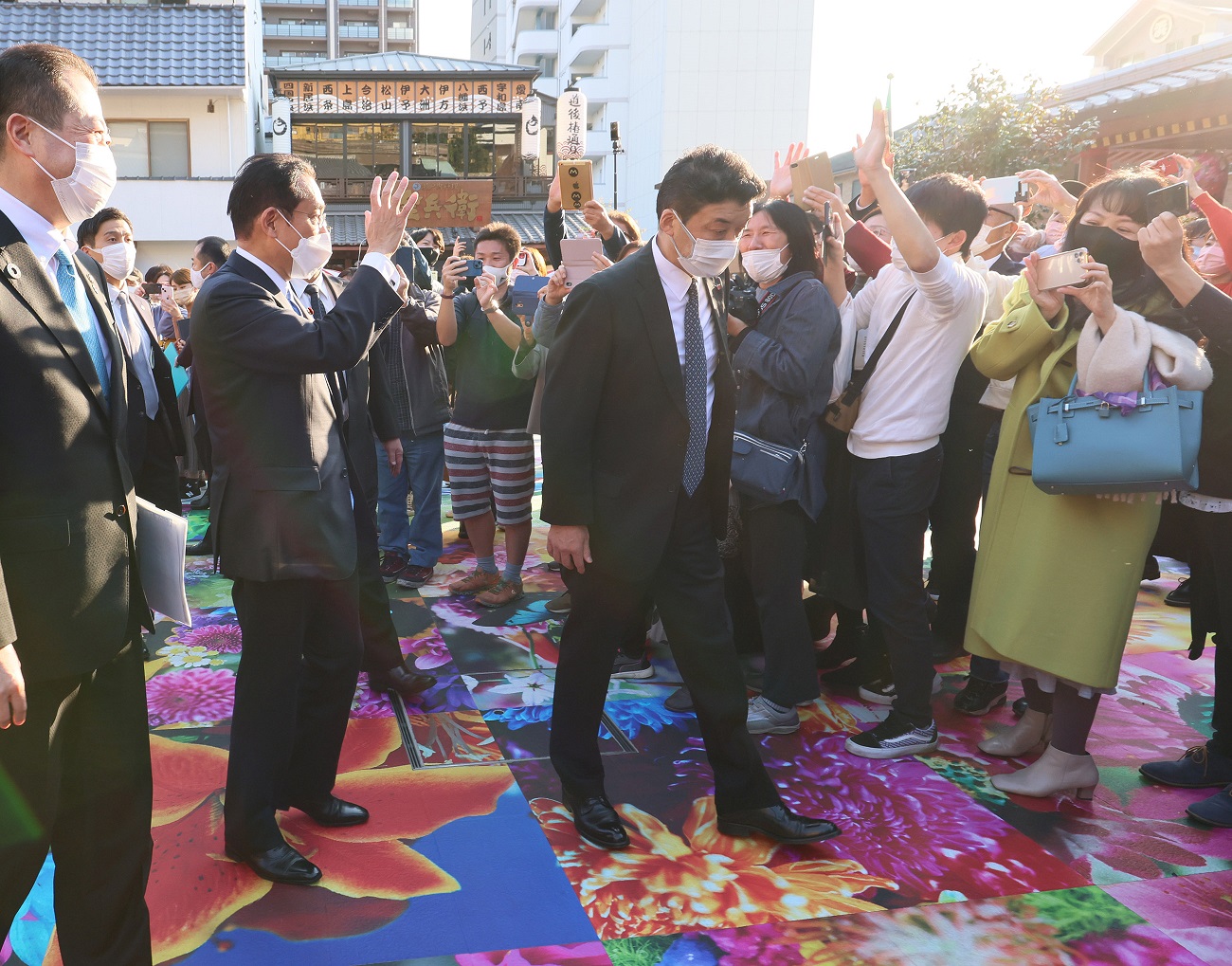 視察する岸田総理１