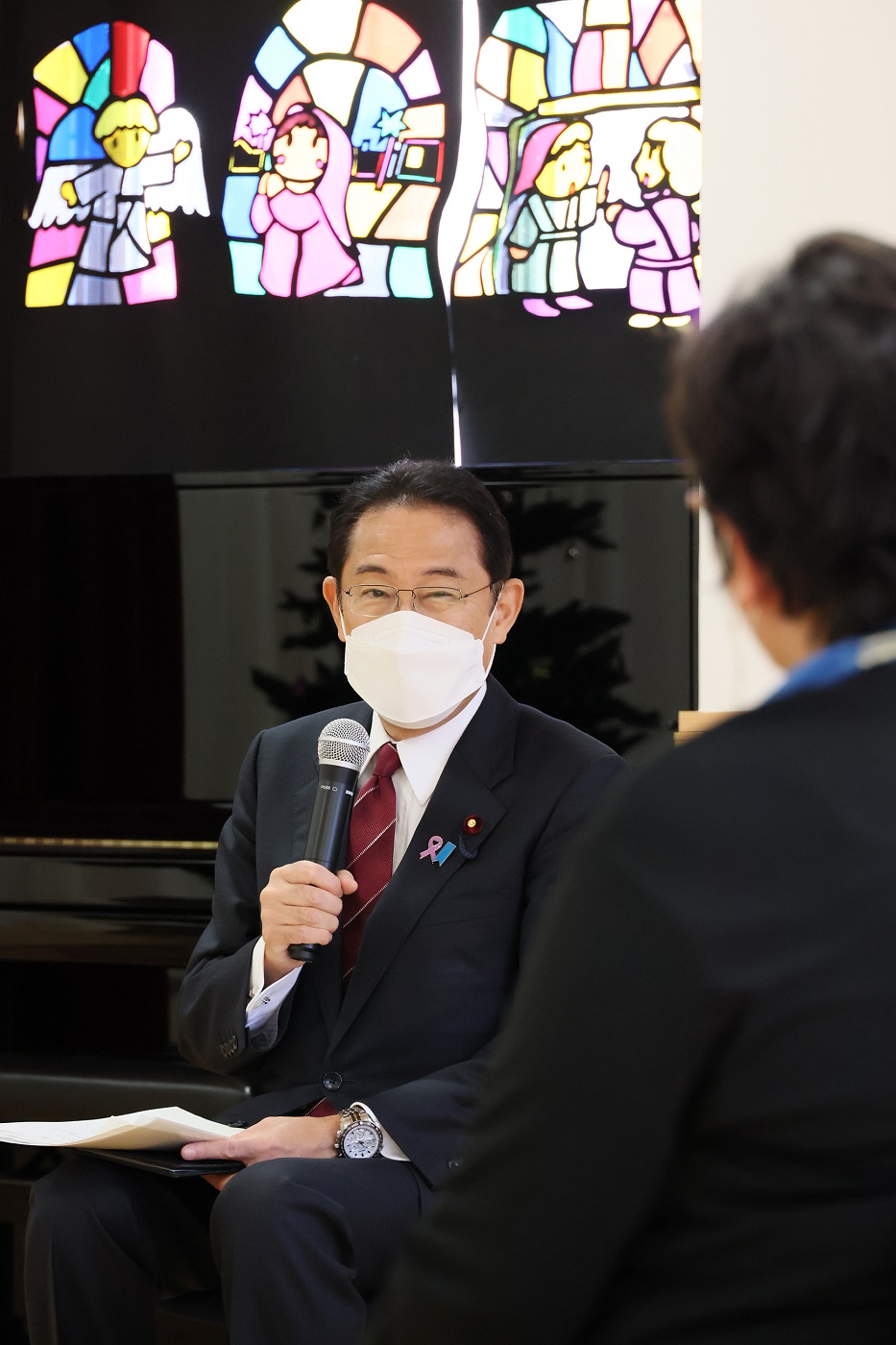 車座対話を行う岸田総理３