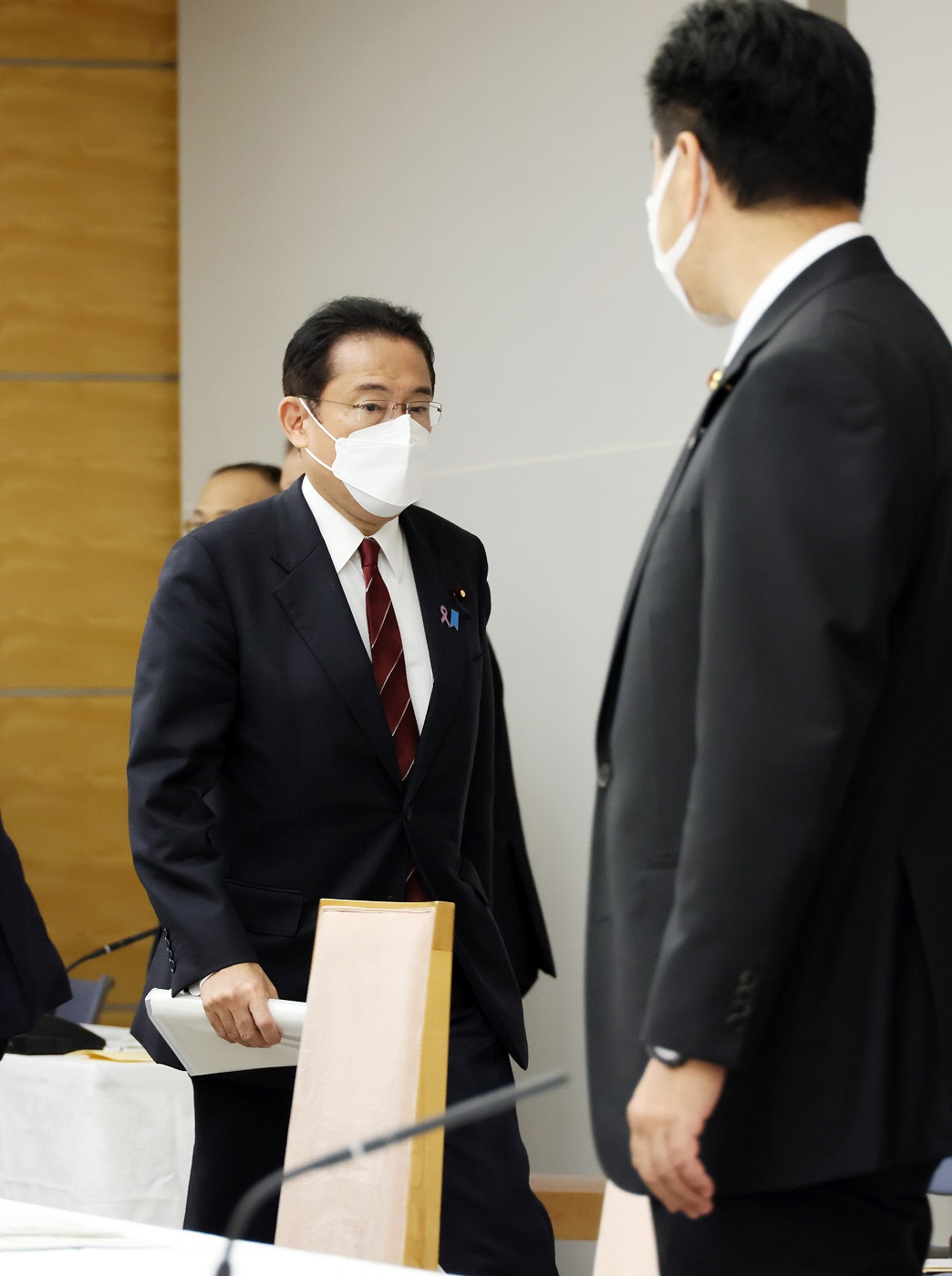 会議に臨む岸田総理２