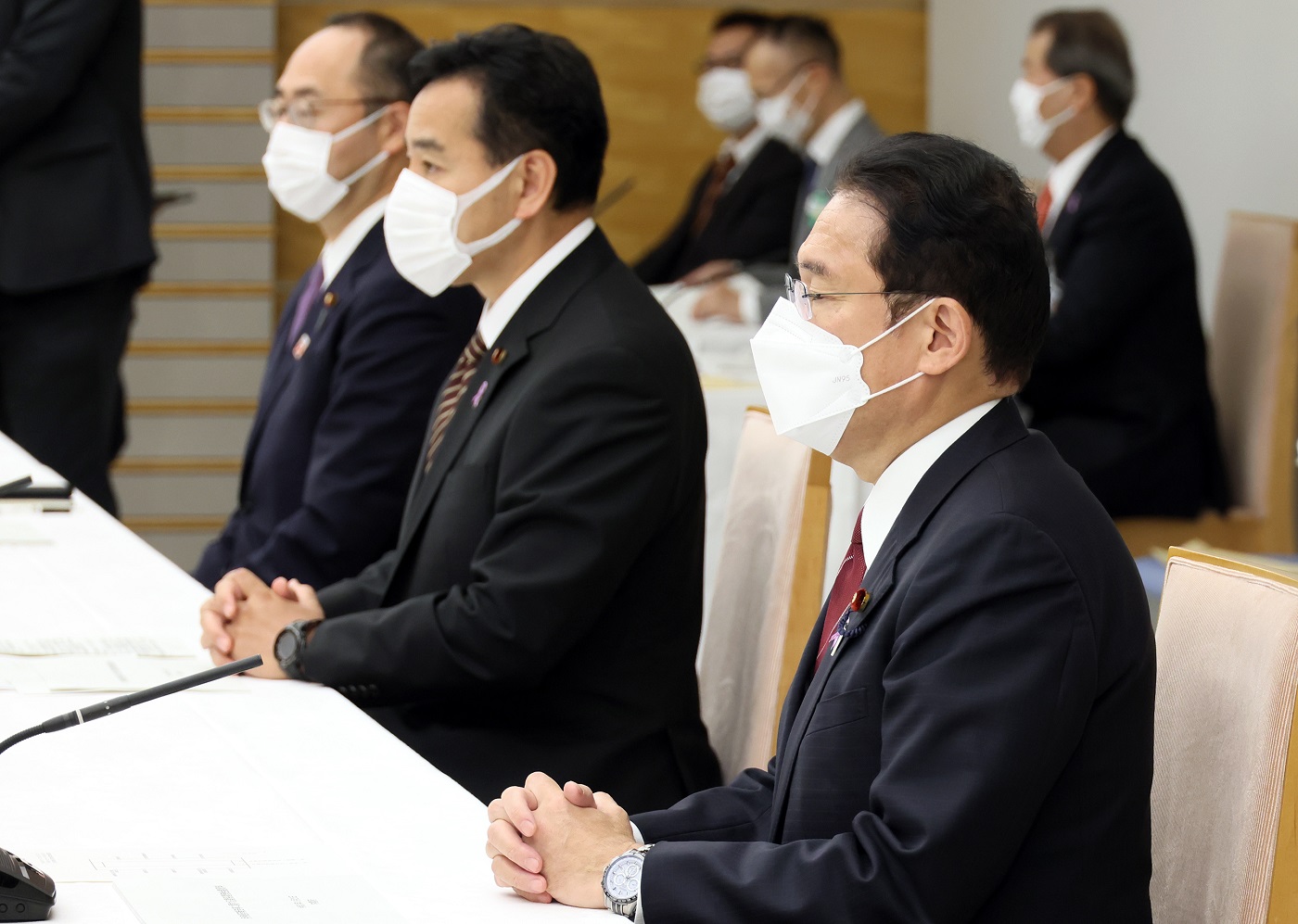 会議に臨む岸田総理３