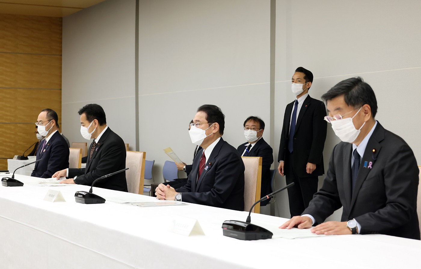 会議に臨む岸田総理４