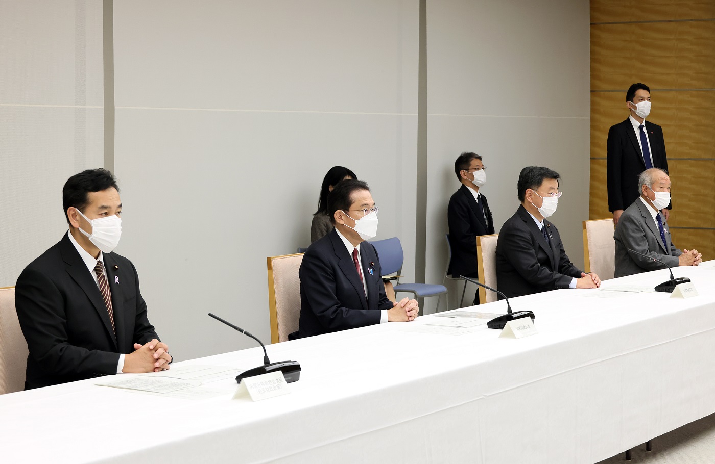 会議に臨む岸田総理５