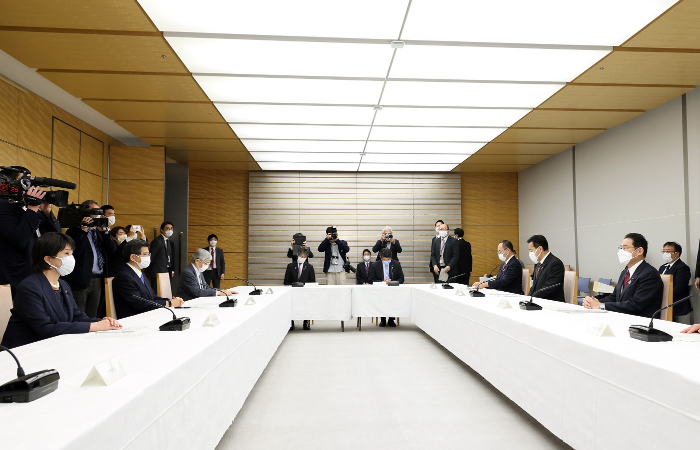 会議に臨む岸田総理６