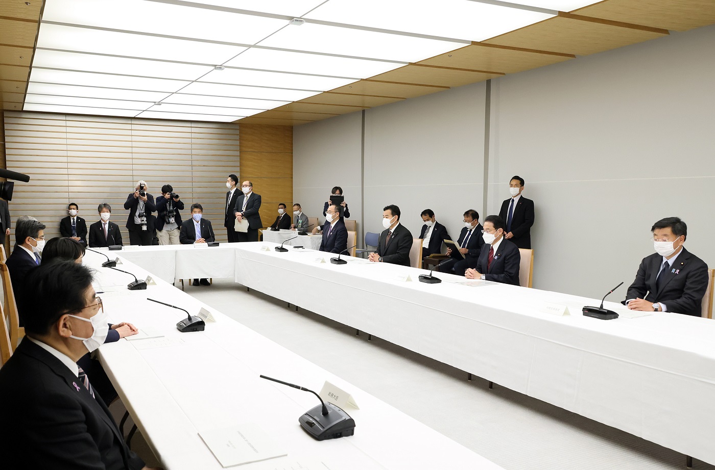 会議に臨む岸田総理７