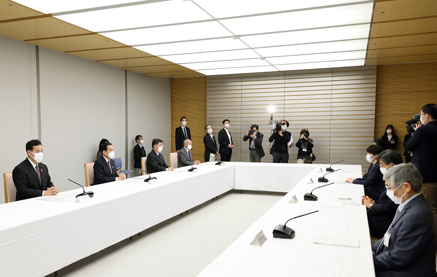 会議に臨む岸田総理８