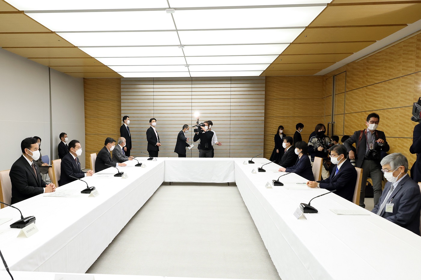 会議に臨む岸田総理９