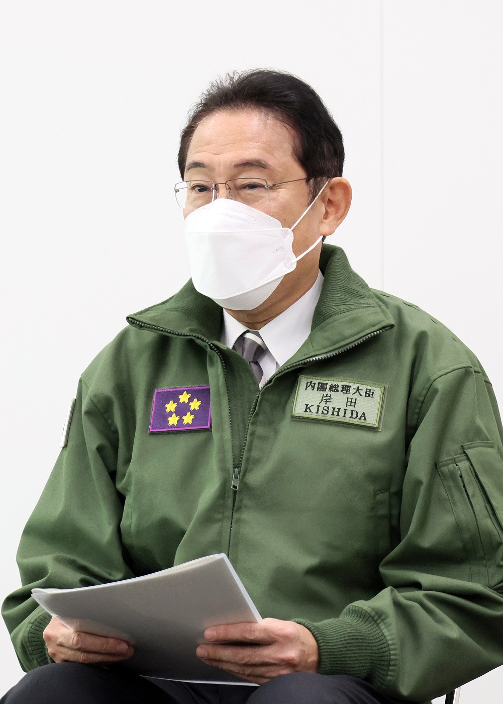 車座対話を行う岸田総理１