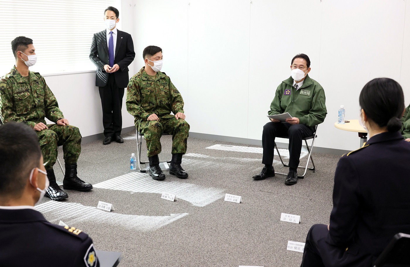 車座対話を行う岸田総理２