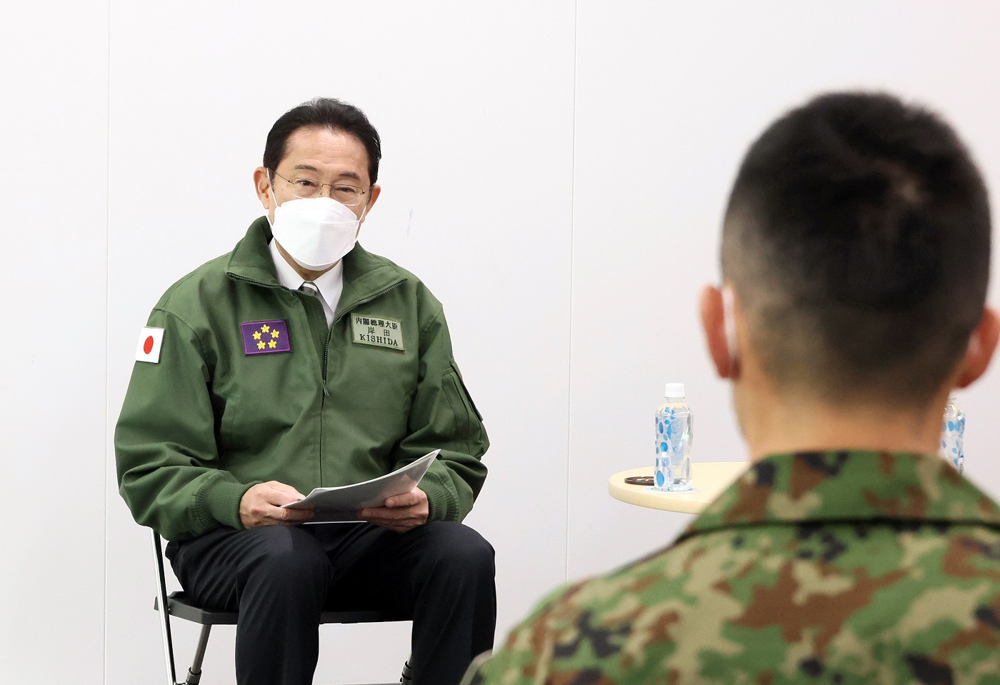 車座対話を行う岸田総理３