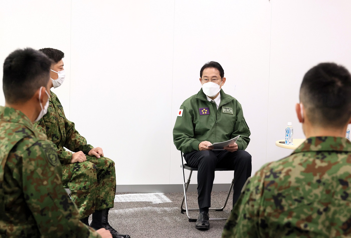 車座対話を行う岸田総理４