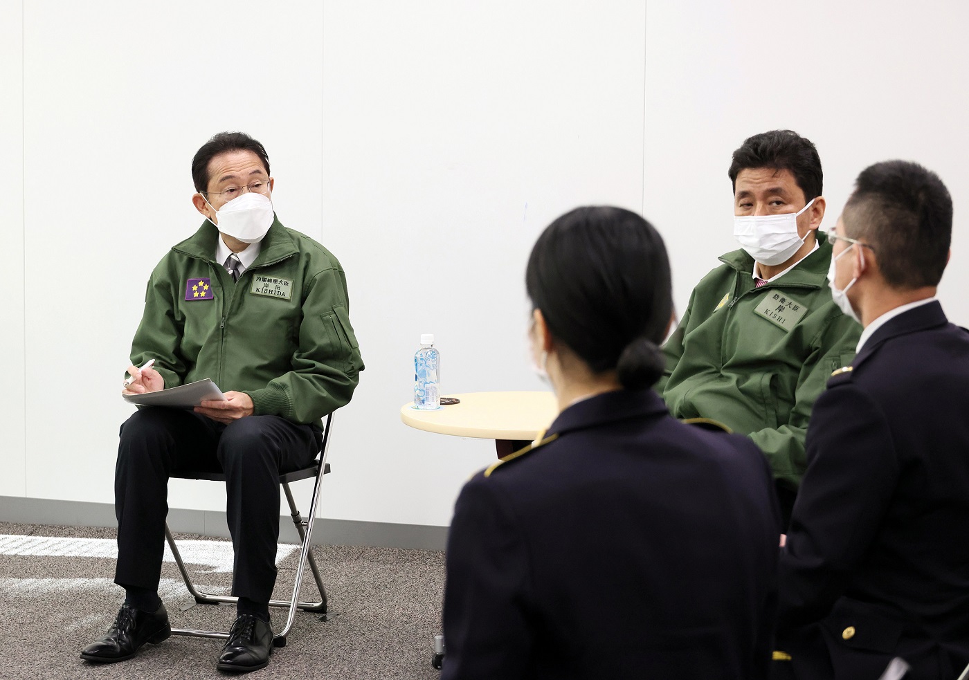 車座対話を行う岸田総理５