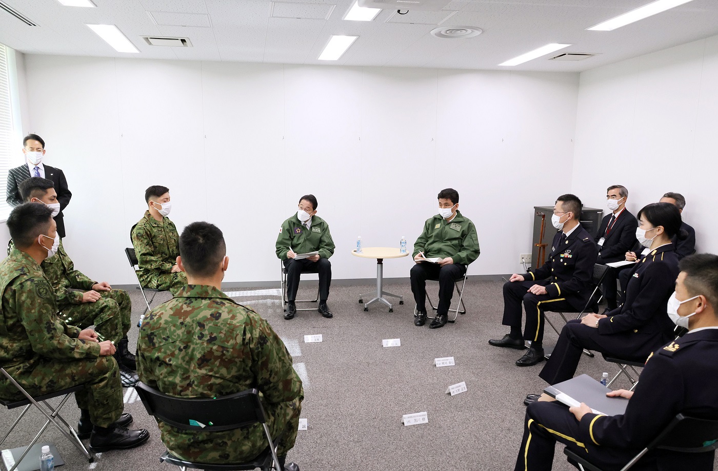 車座対話を行う岸田総理６