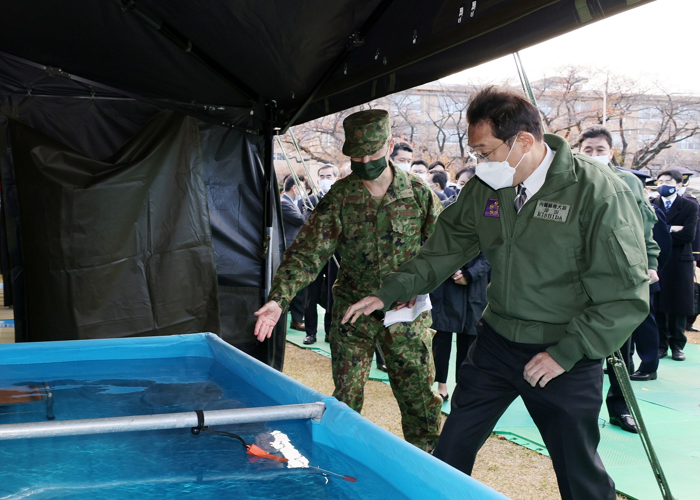 視察を行う岸田総理２