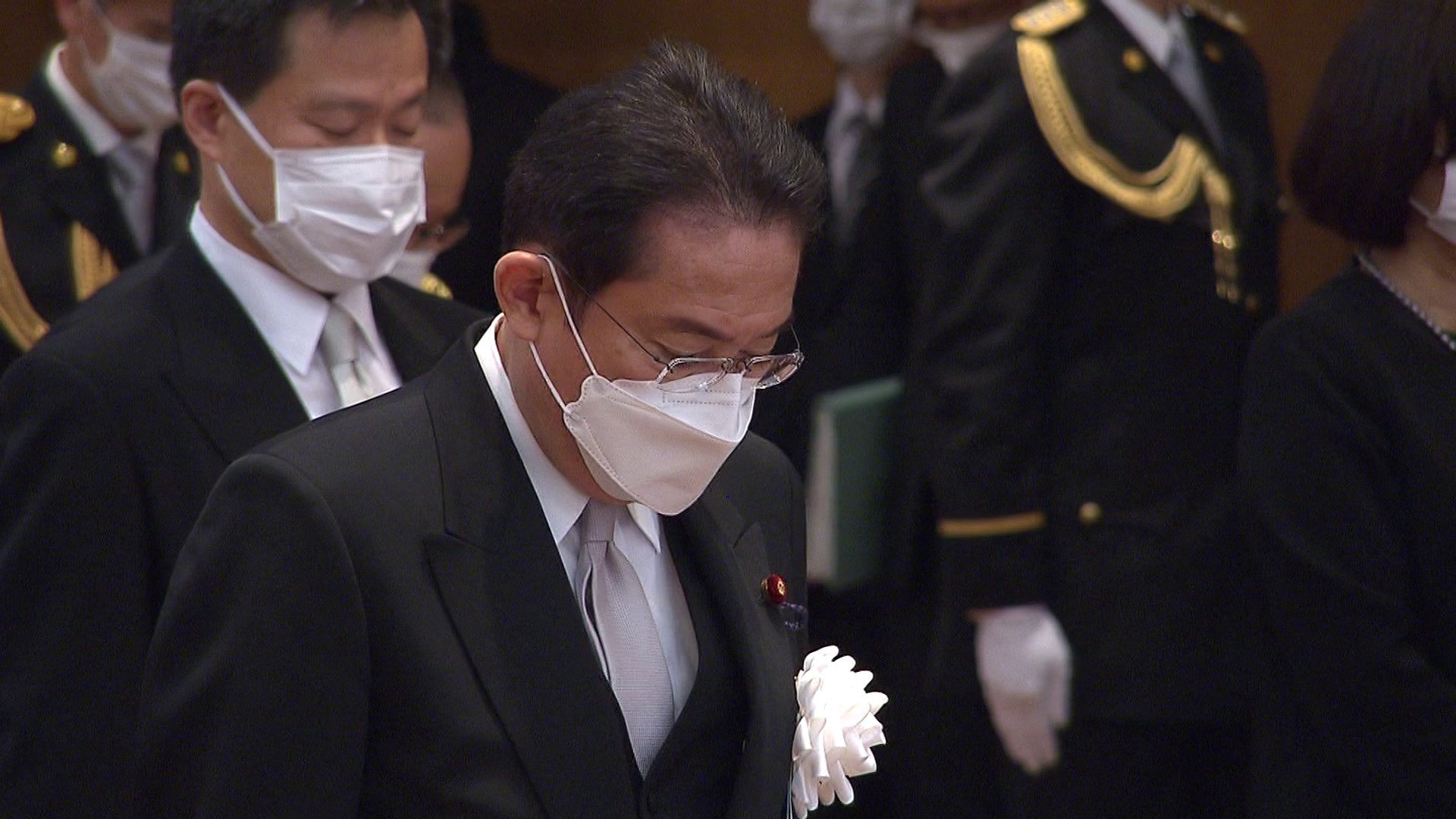 黙とうを捧げる岸田総理