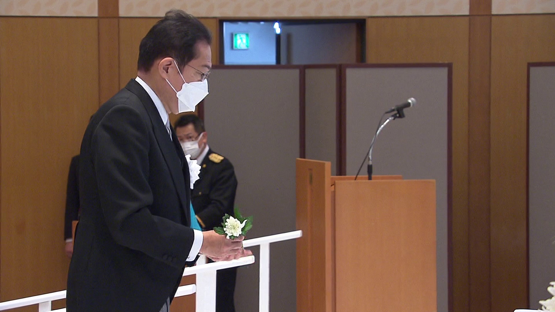 献花する岸田総理