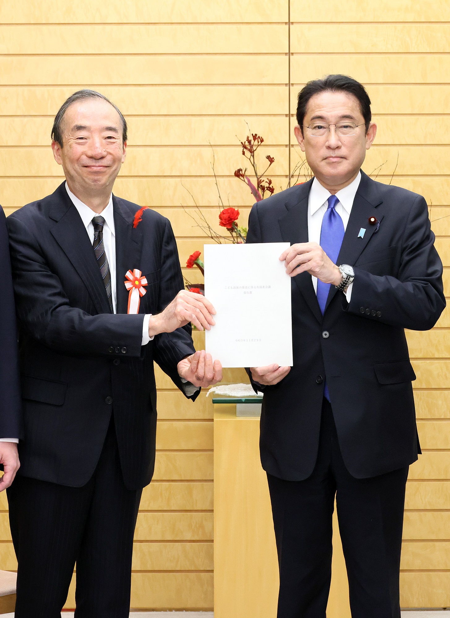 報告書を受け取る岸田総理２