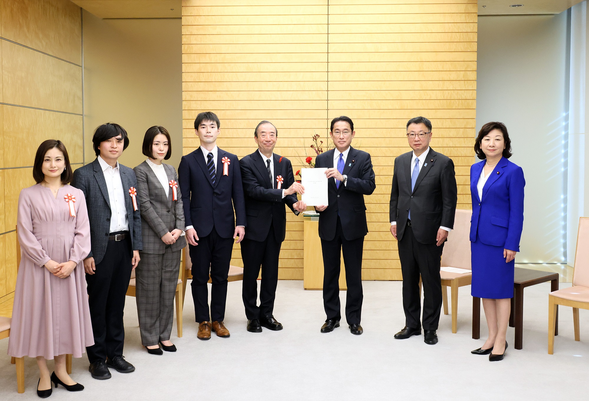 報告書を受け取る岸田総理３