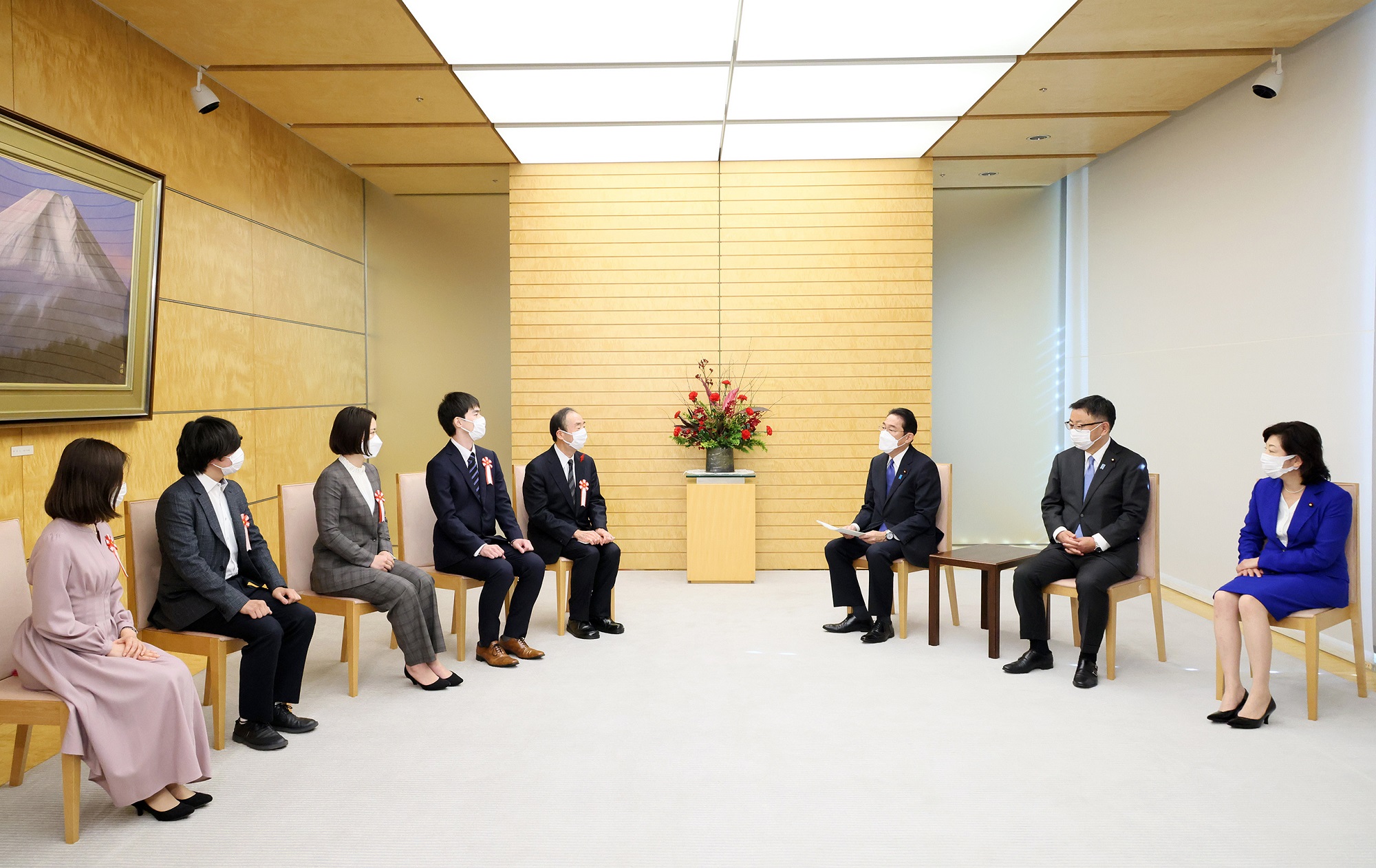 報告書を受け取る岸田総理４