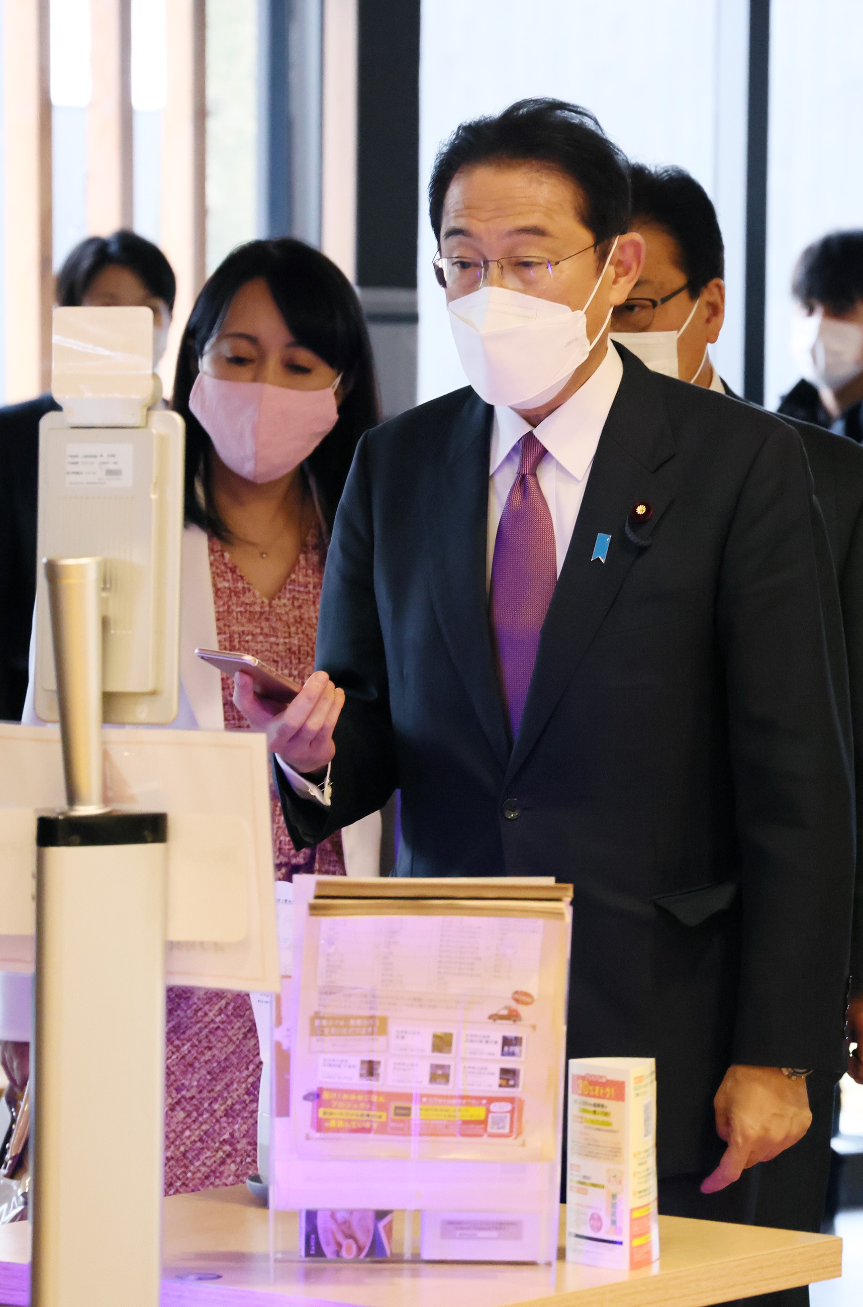 ワクチンパスポート導入店舗を体験する岸田総理１