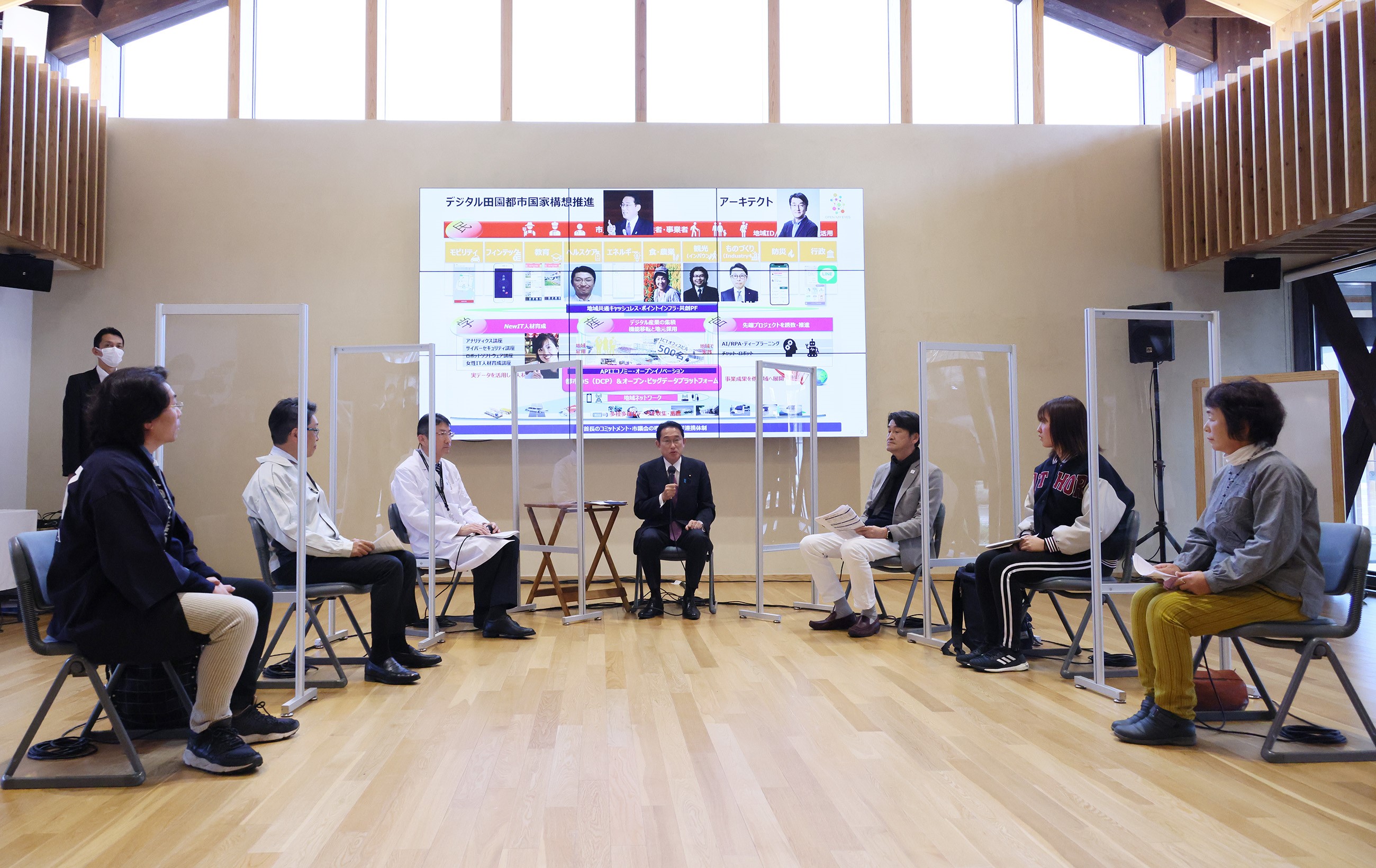 車座意見交換会で話をする岸田総理１