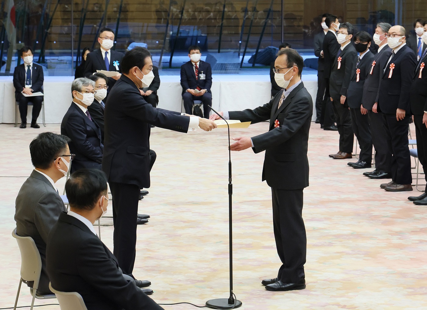 表彰状を授与する岸田総理１