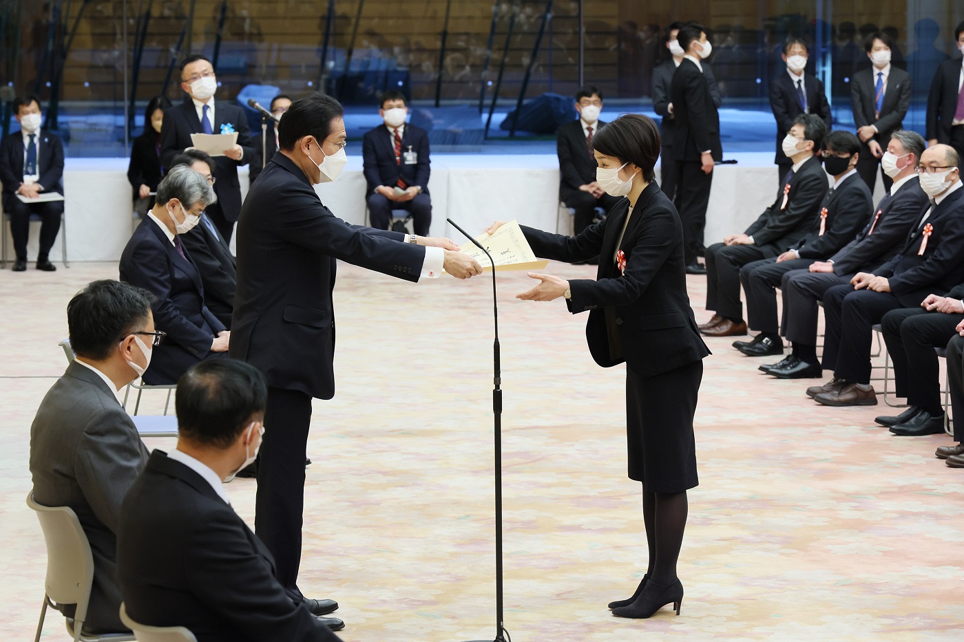表彰状を授与する岸田総理３