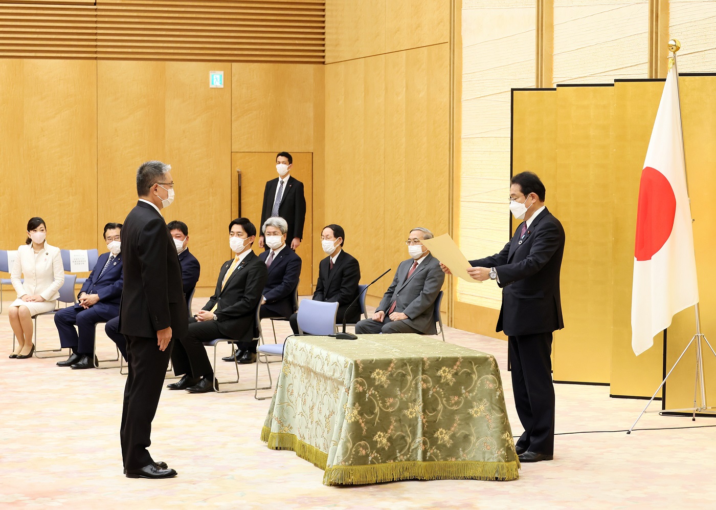 表彰状を授与する岸田総理４