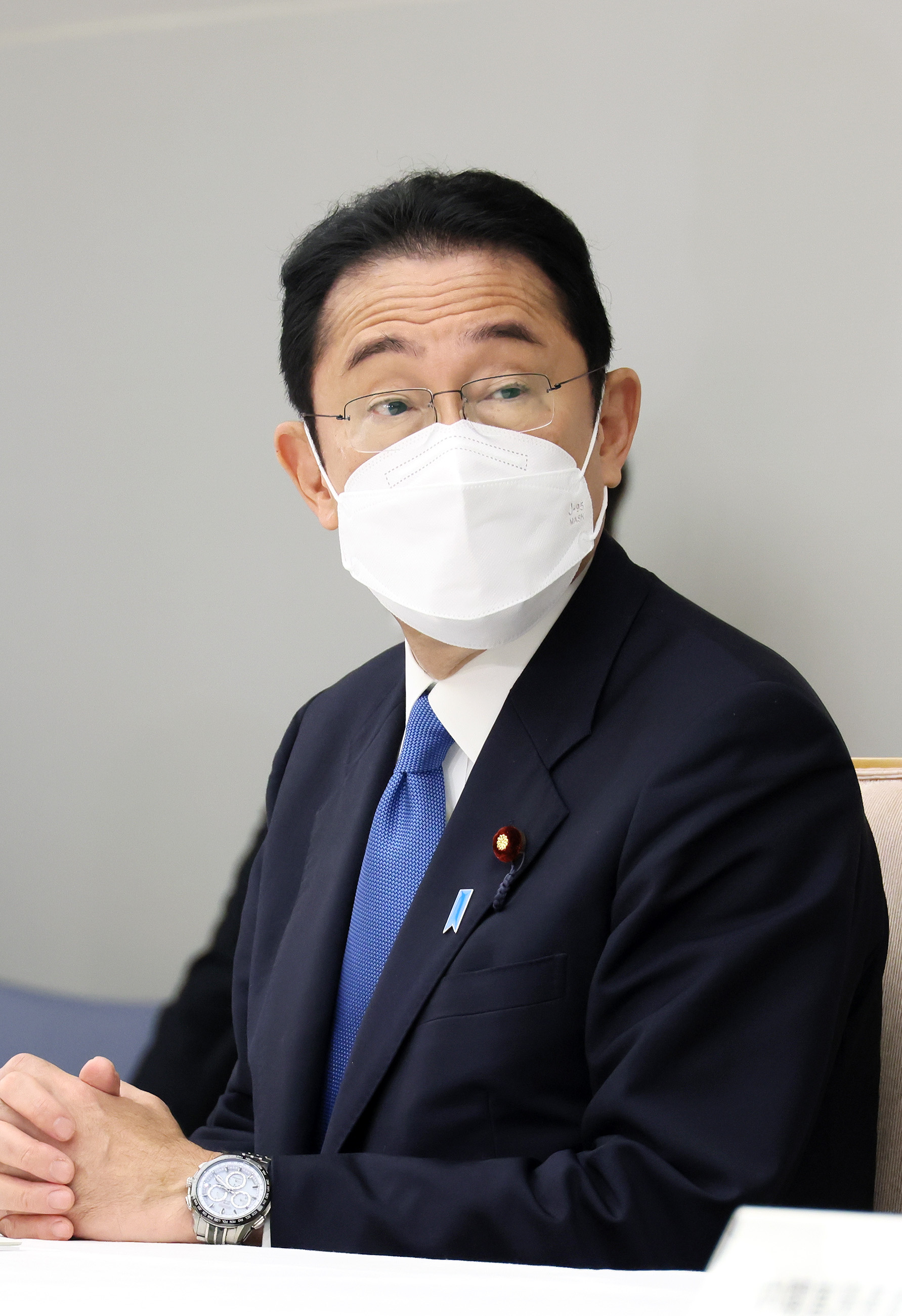 会議に臨む岸田総理２