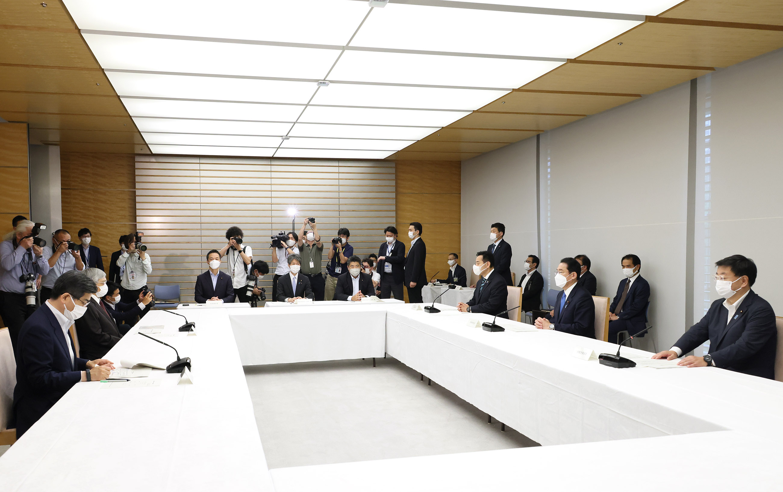 会議に臨む岸田総理３