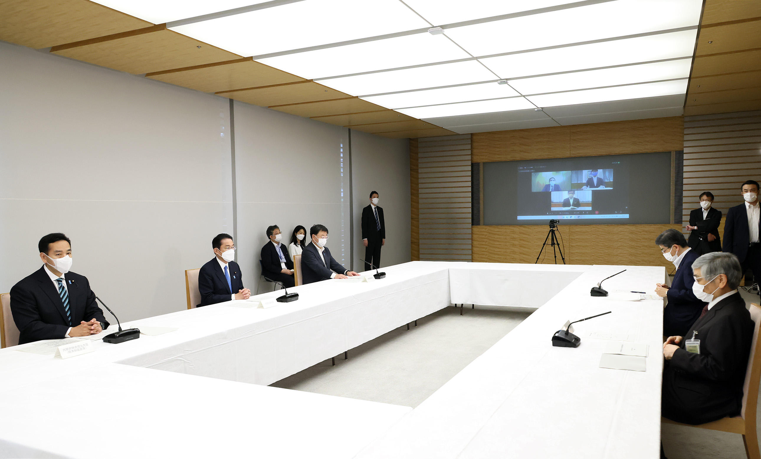 会議に臨む岸田総理４