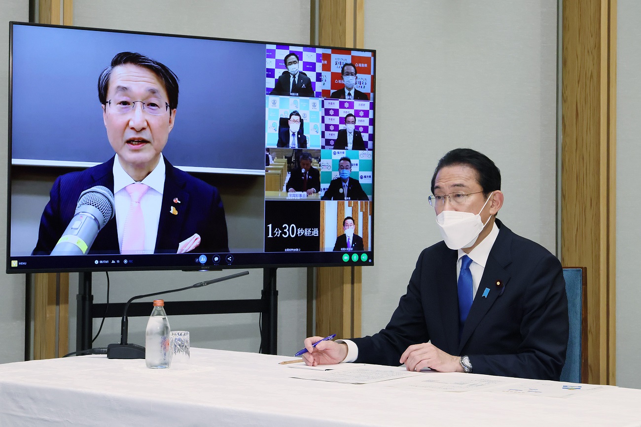 意見交換会で話を聞く岸田総理１