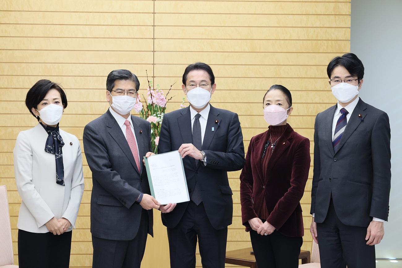 提言申入れを受ける岸田総理１