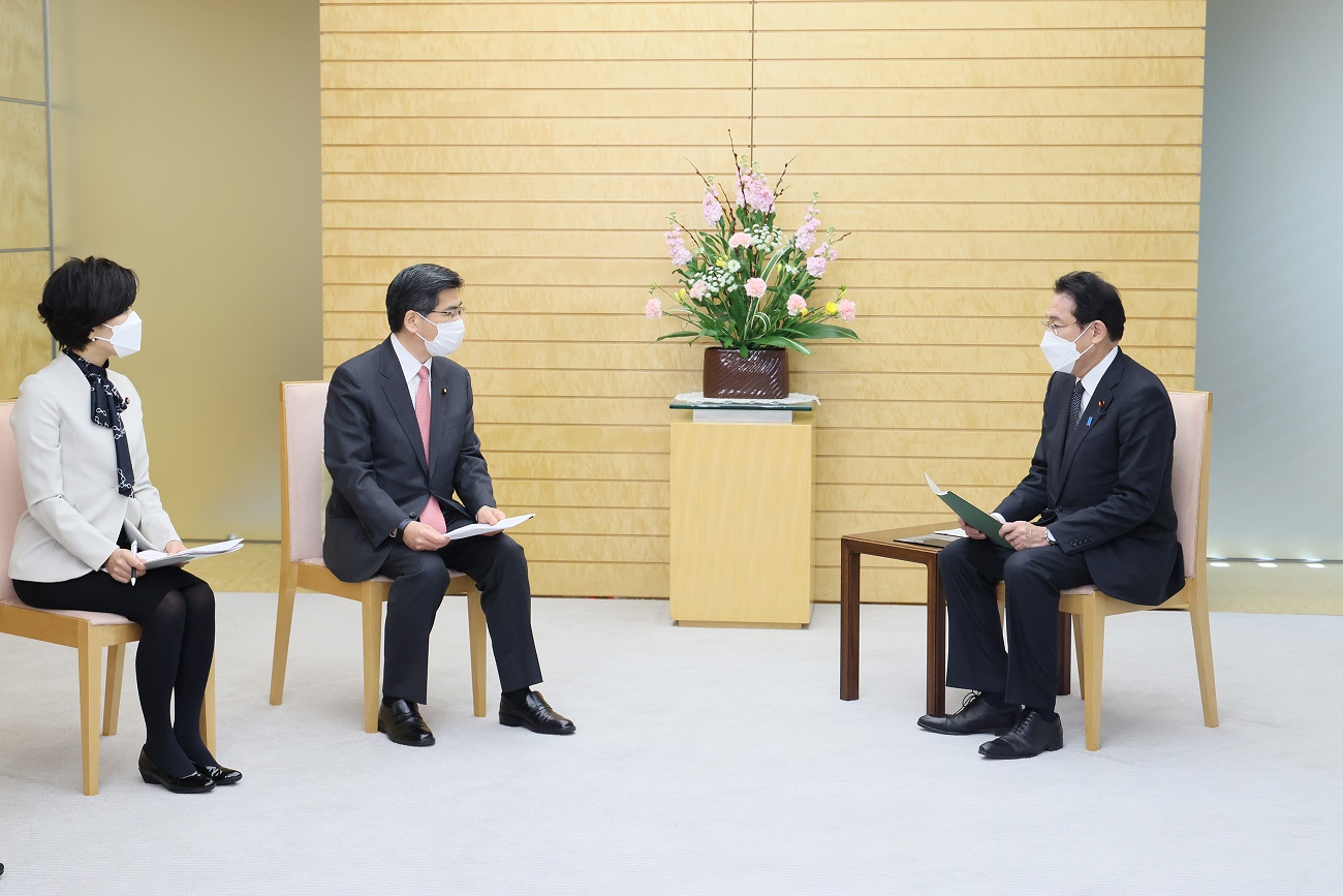 提言申入れを受ける岸田総理２