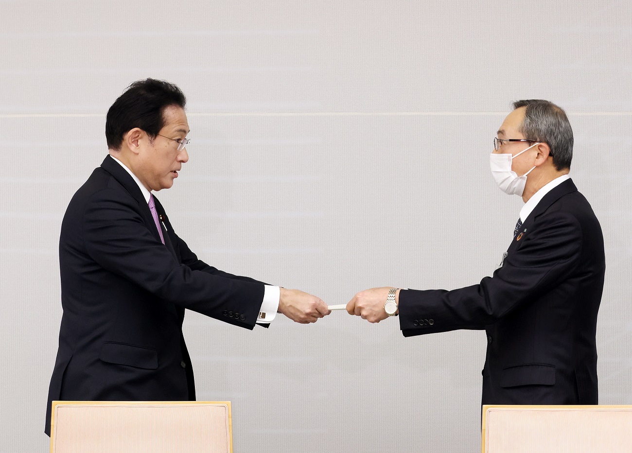 諮問文を手交する岸田総理１